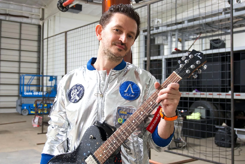  Burak Yeter Sets World Record for Highest Altitude Guitar Performance at 55,000 ft Above Earth